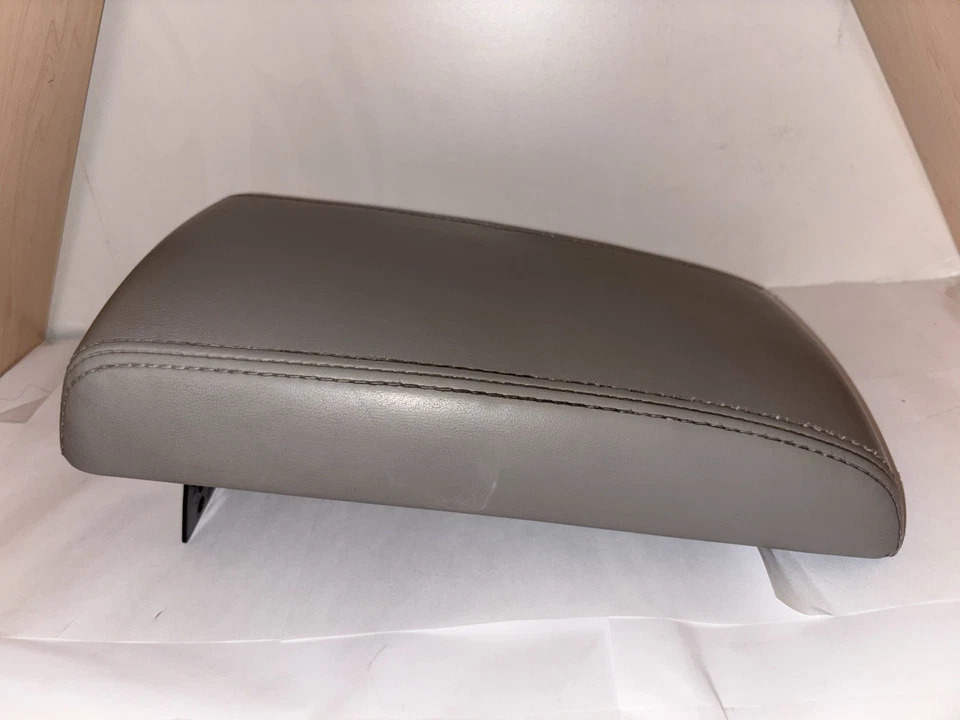 2007 Chevrolet Impala бежевый центральная консоль кожаный подлокотник в сборе OEM - Изображение 2 из 4