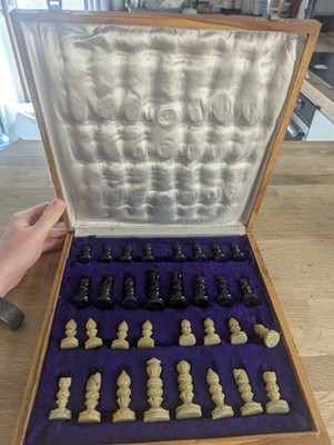 Schachspiel aus Marmorstein mit Aufbewahrung