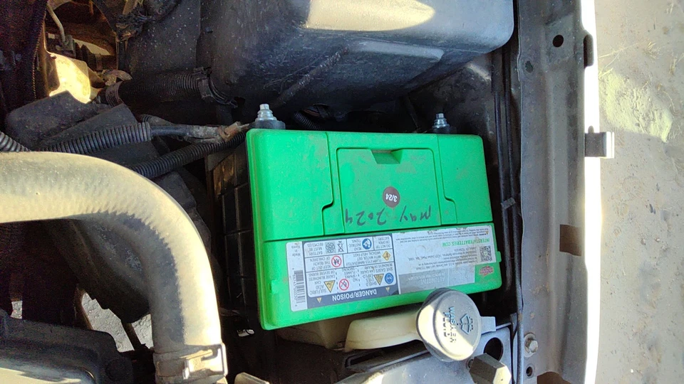 Chevy Suburban 2000-2006 bandeja de montaje en caja de batería completa con sujeción OEM 5,3 L Foto 3 de 3