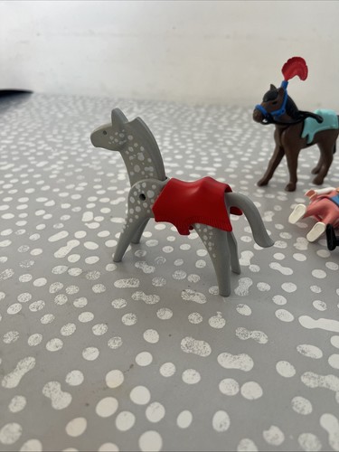 Playmobil Figuras X 6 y 2 Caballos Patinador sobre Hielo Futbolista Usado Circo Caballo? - Imagen 8 de 11