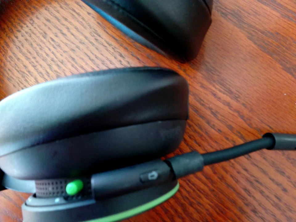 Xbox Wireless Headset~Xbox Series X|S, Xbox One FOR PARTS !!!READ DESCRIPTION!!! - Image 4 of 4