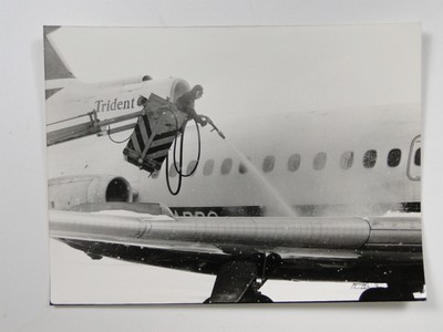 Dreizack Flugzeug Enteisung Flughafen Heathrow Schnee Winter 1982 Vintage Foto