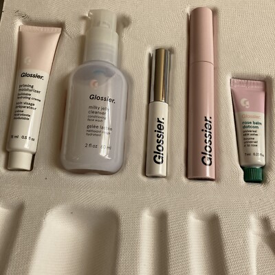 Glossier The Essentials Edit Kit Boy Brow Lash Slick Gelee Milch Feuchtigkeitscreme etc.