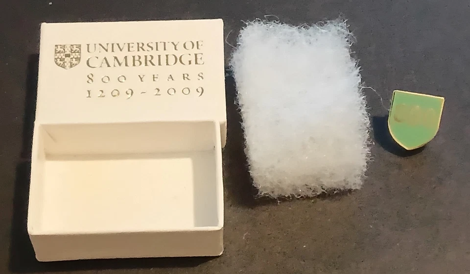 2009 Boxed University of Cambridge UK 1206 - 2009 800th Anniversary Pin Badge - Image 3 of 4