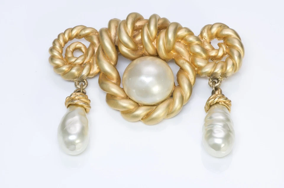 Runway CHANEL Paris 1990 Large Gold Plated Rope Twist Baroque Pearl Drop Brooch