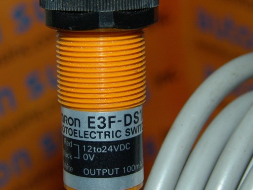 OMRON E3F-DS10C4 PHOTOELECTRIC SENSOR DIFFUSE AXIAL 12-24VDC NEW!! READ!! - Picture 4 of 5
