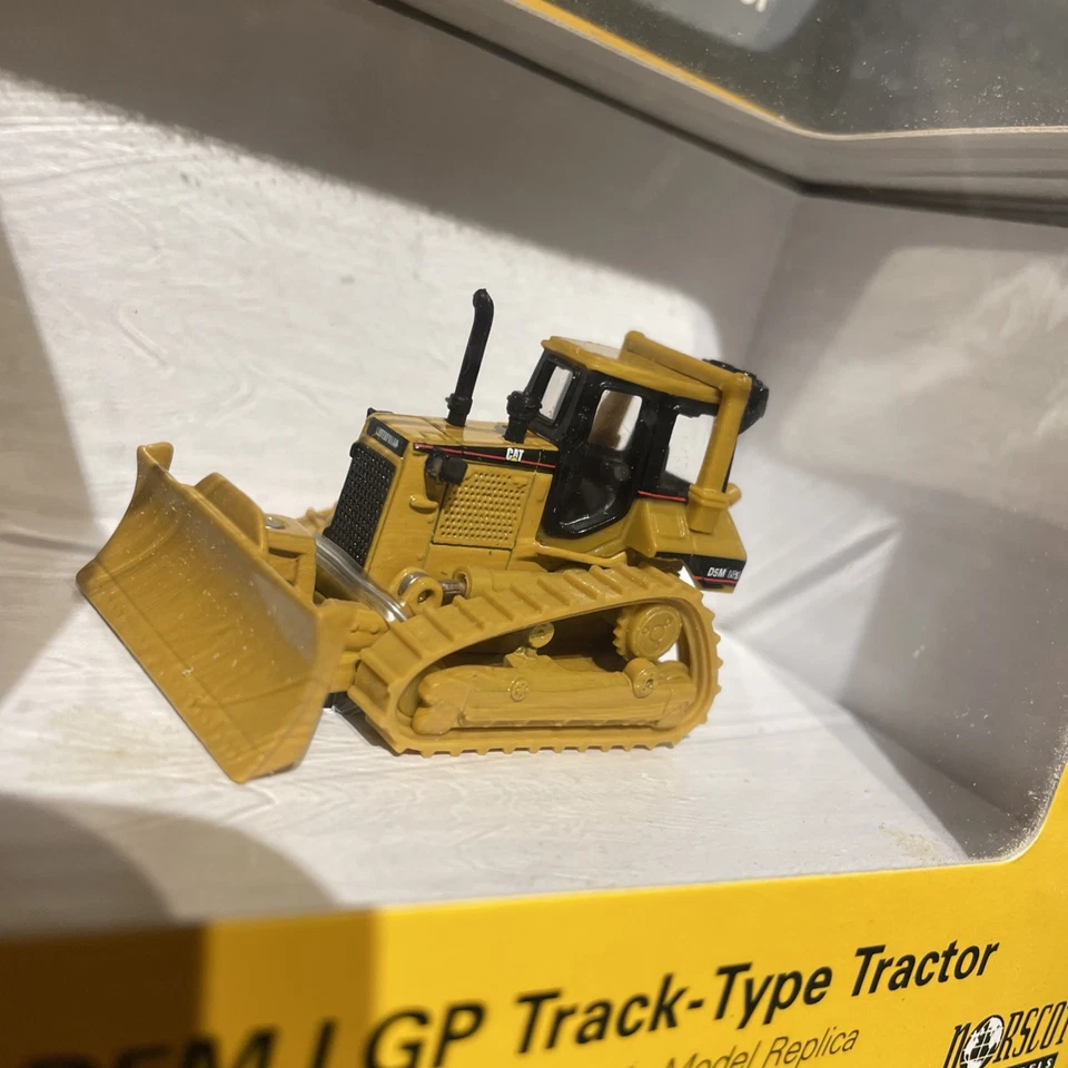 NORSCOT #55108  Caterpillar D5M LGP Track Type Bulldozer  H.O.Scale 1:87 Scale  - Image 3 of 4