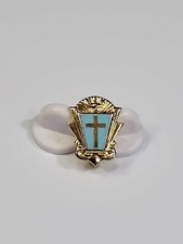 Prendedor de solapa religioso color dorado cruz cristiana fondo azul claro *