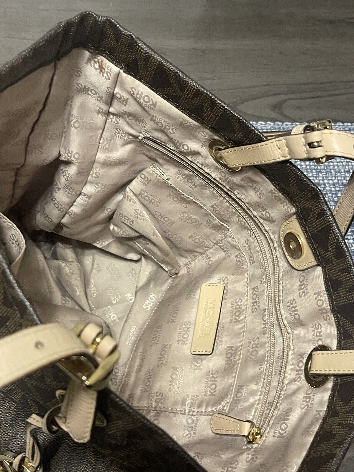 Eva Large Two-Tone Graphic Logo Tote Bag – Michael Kors Pre-Loved