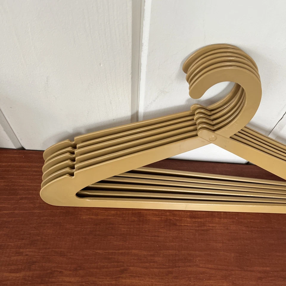 Lote De Colección 6 PERCHAS DE PLÁSTICO RETRO MCM A JUEGO, Bronceado, Estilo Único Años 70’s, Prop Foto 2 de 4