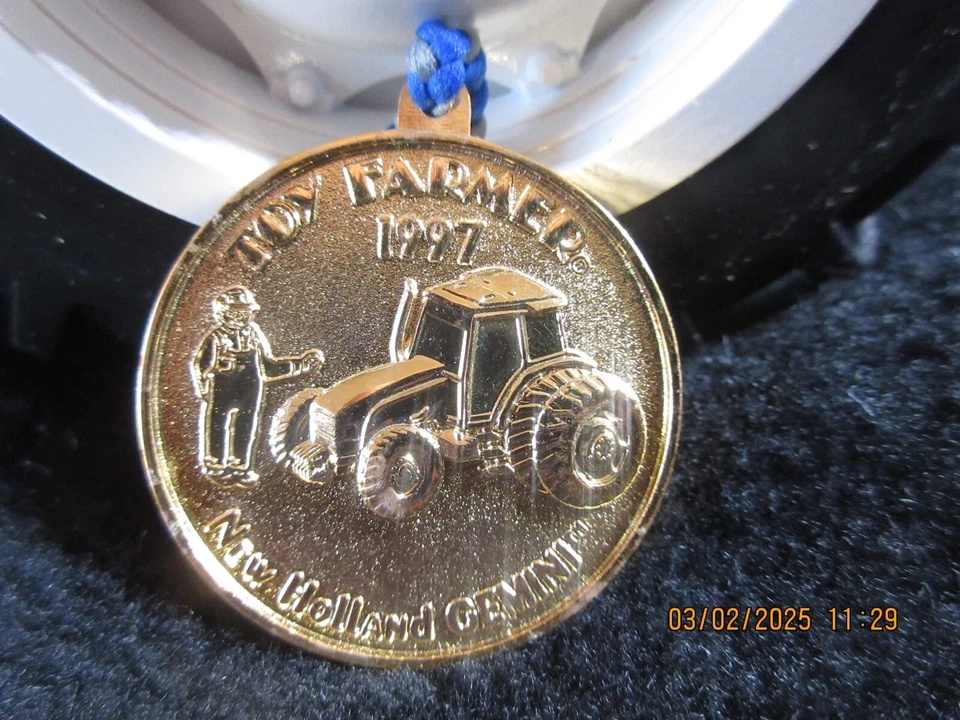 Tractor New Holland 8260 1997 Toy Farmer Show Edition certificado 1/16 de Auth. Medalla Foto 3 de 4