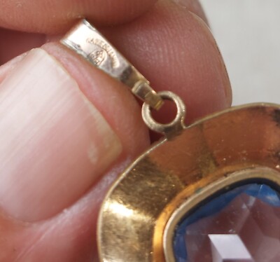 Ancien Pendentif Médaille Plaqué Or Avec Breloque Pierre Bleue