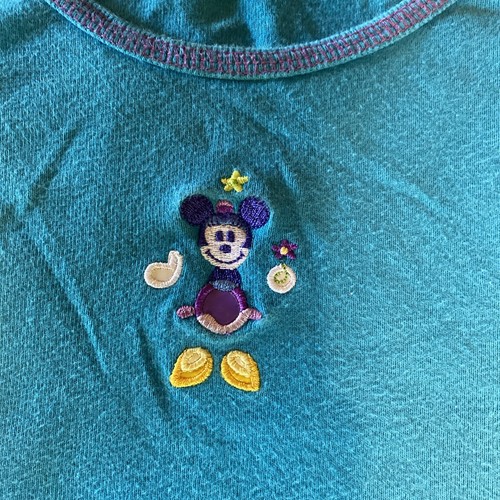 Camisa pequeña para mujer Disney Store Minnie Mouse con vestido púrpura - Imagen 2 de 8