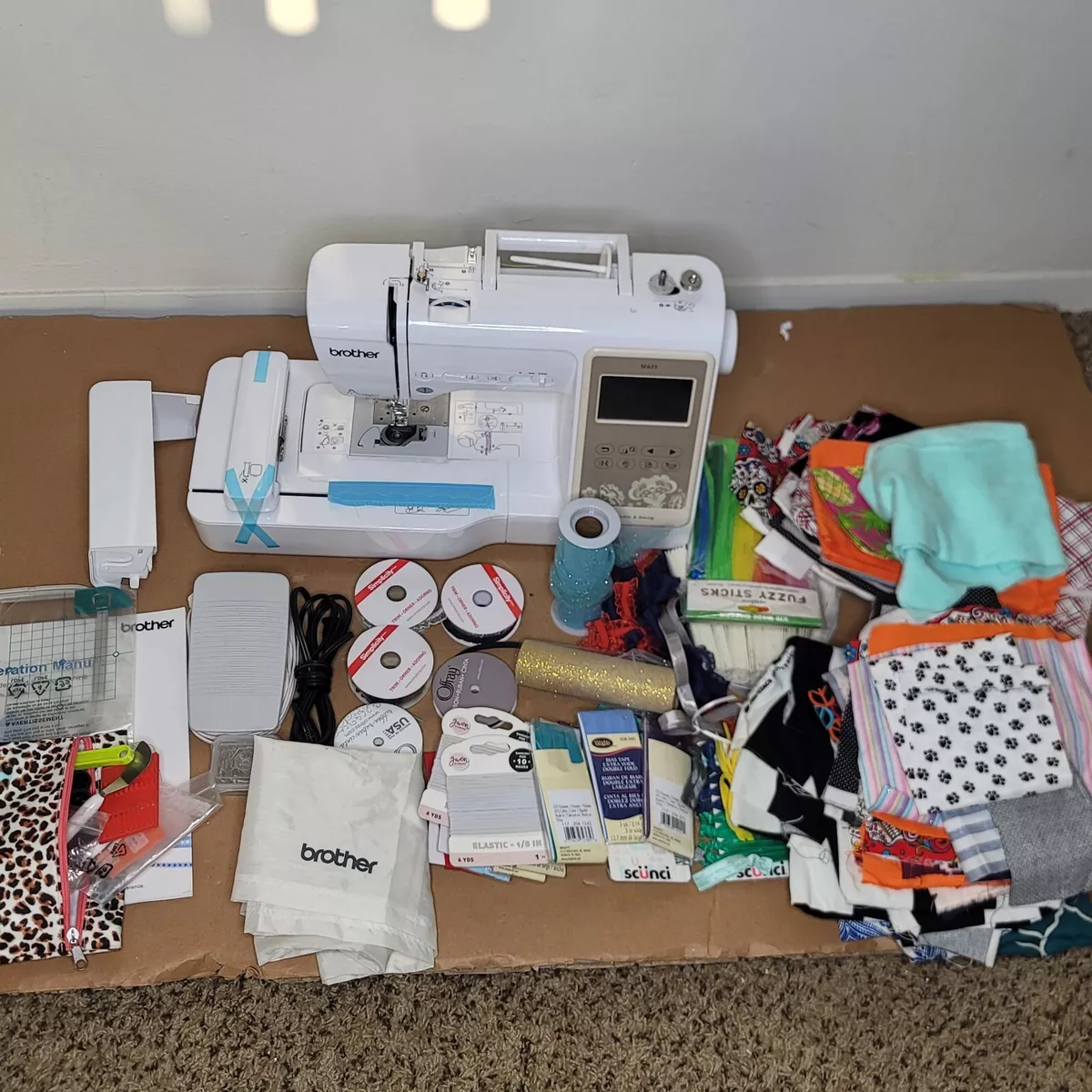 Brother SE625 Computerized Sewing and Embroidery Machine LOW COUNT W/ EXTRAS