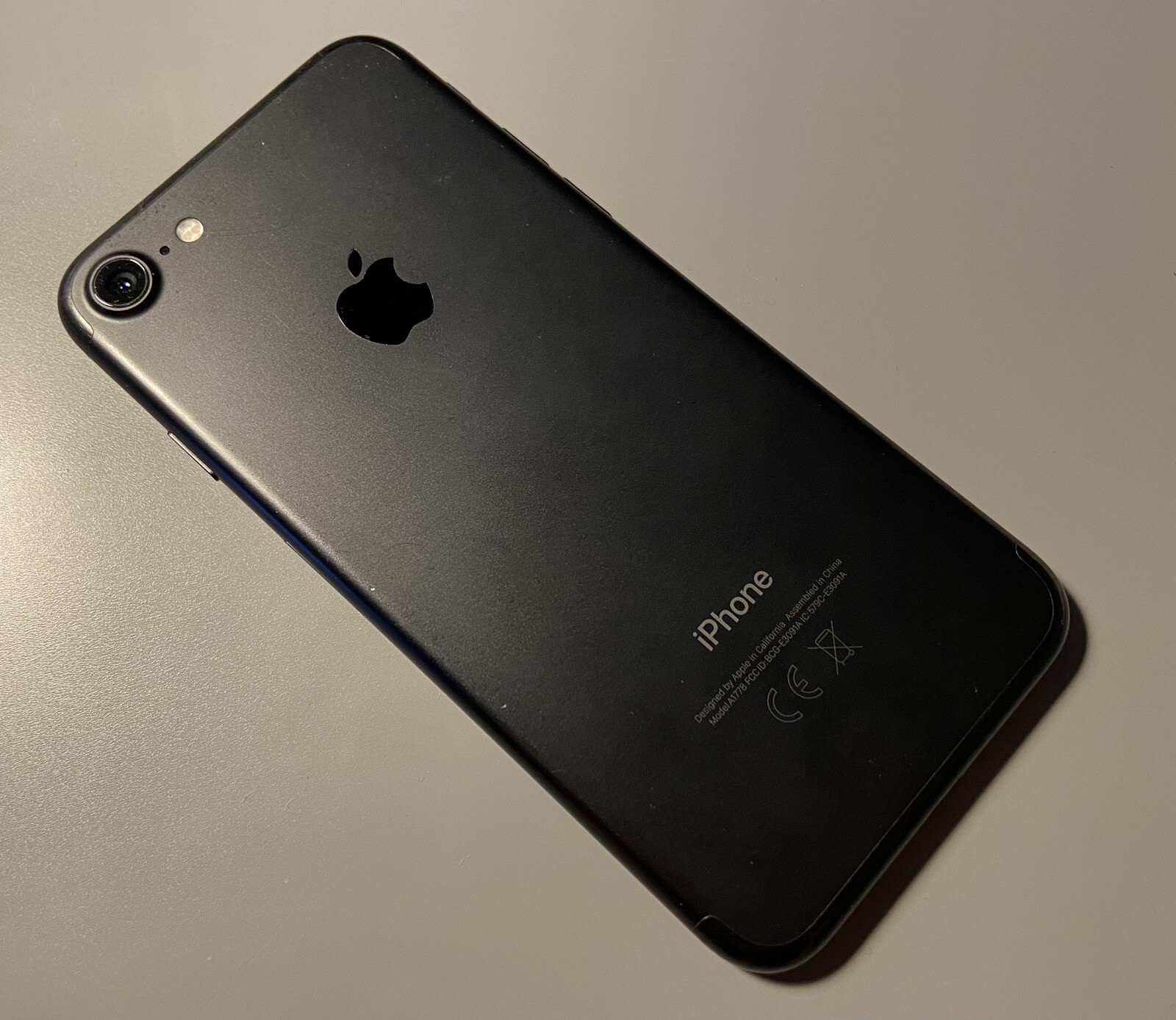 Iphone 7 Entlädt Sich über Nacht Apple+iPhone+7+-+32GB+-+Jet+Black+%28Unlocked%29+A1778+%28GSM%29 for