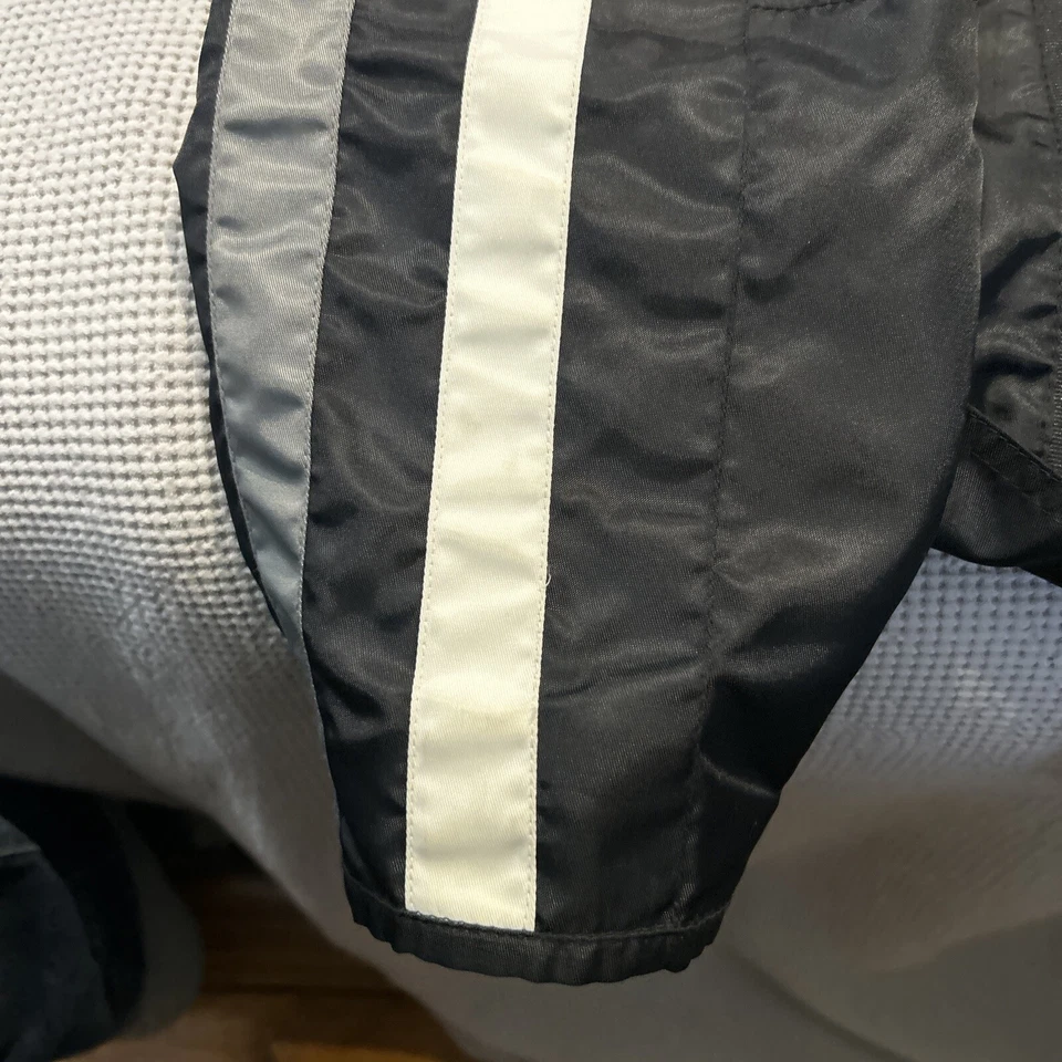 Chaqueta Guess Moto Para Hombre Talla L Negra Gris Blanca Corredor Rayas Bolsillos Ligeros Foto 2 de 4