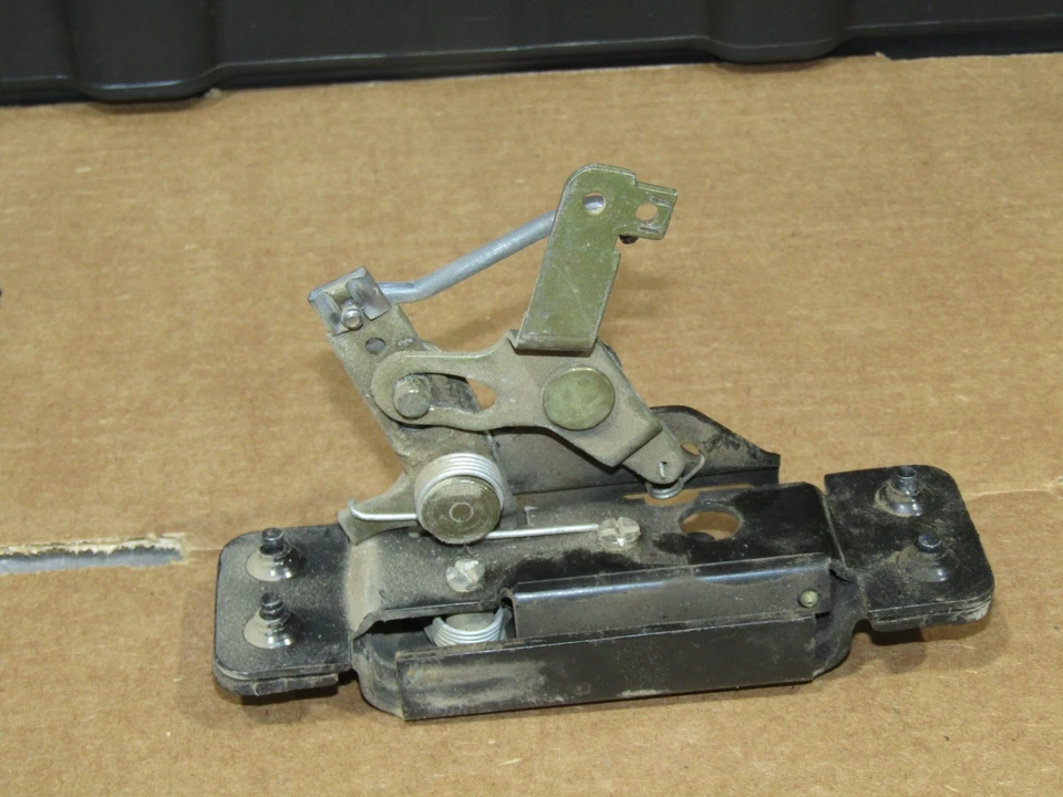 1995-1999 Chevrolet Suburban OEM RH passenger side barn door latch 96 97 98 99 - Image 3 of 3