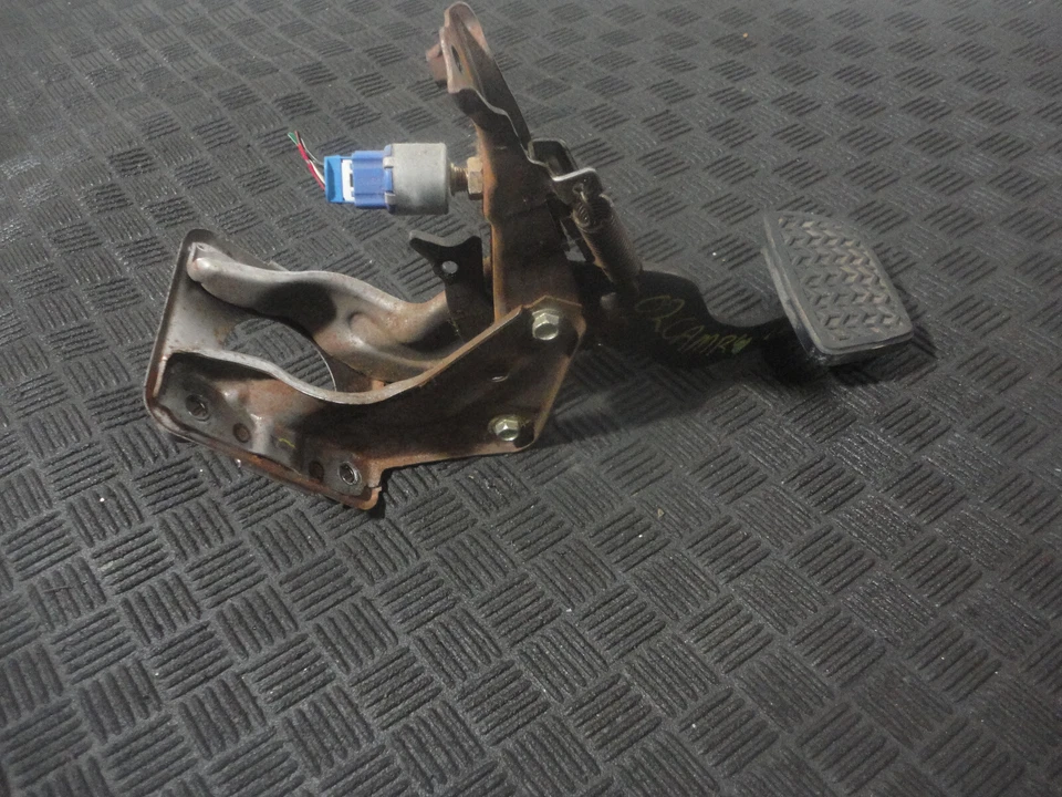 Toyota Camry LE 2002 2,4 L tracción delantera A/T pedal de freno Foto 4 de 4