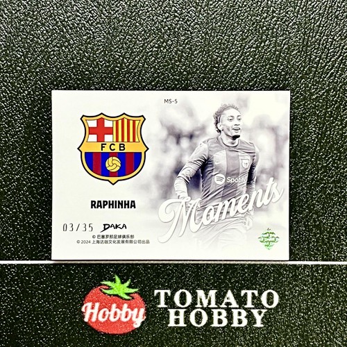 DAKA HOLOCENE TEAM SET 2023-24 RAPHINHA /35 REFRACTOR MOMENTS BARCELONA - Picture 2 of 2
