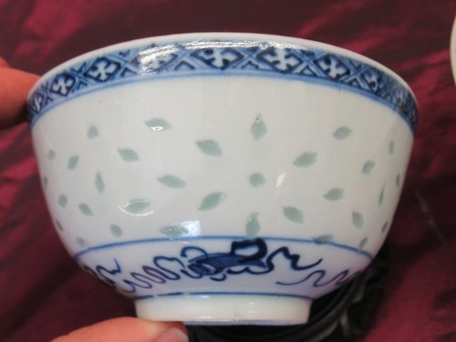 2 Antique signed porcelain Chinese blue & 4.5" white rice bowls w/ bases - Picture 5 of 10