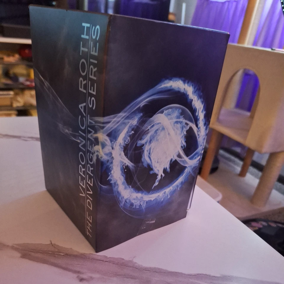 Divergent Series Box Set paperback Books First Edition Veronica Roth VERY GOOD - Image 4 of 4