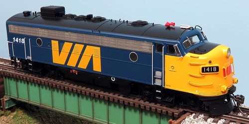 Locomotora diésel Rapido Trains 222547 HO VIA Rail Early FP7 con DCC #1418 | Zustand: New