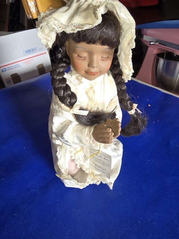 Geppeddo porcelain dolls Grace/ praying
