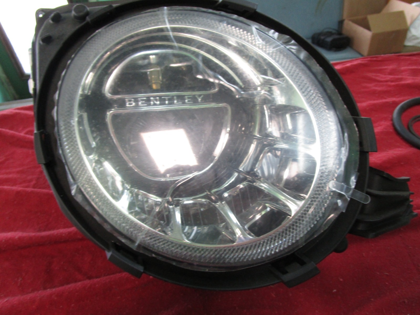 2017- 2019 Bentley Bentaga right headlamp 36A941006H, New with 1 broken tab
