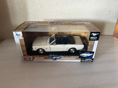 Motormax 1964 Ford Mustang #1 Convertible 1:24 DieCast Limited Edition WHITE E98