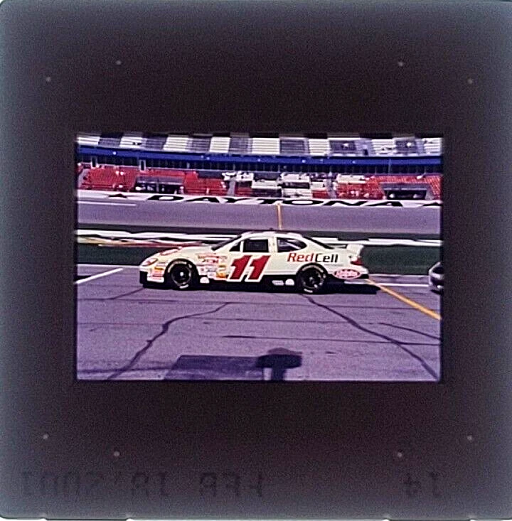Brett Bodine Driver Red Cell 2001 coche #11 sesión de fotos previa a la carrera NASCAR diapositiva Foto 3 de 4