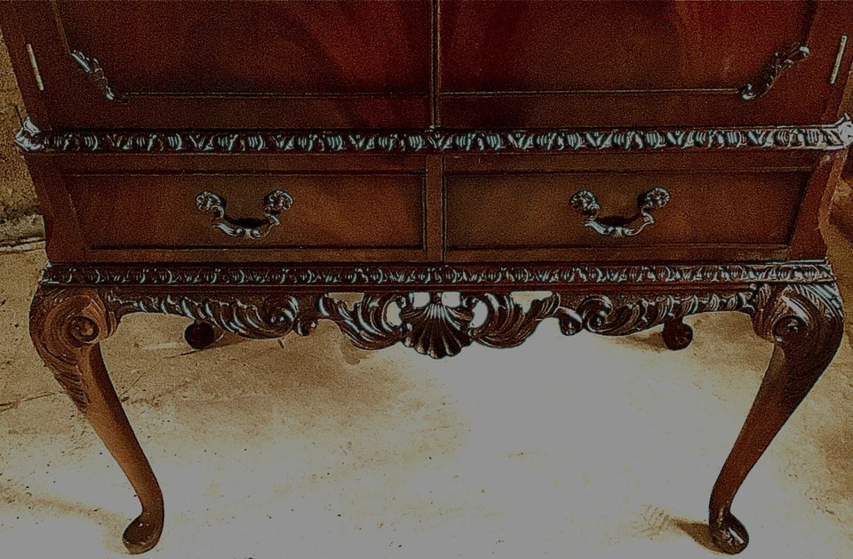 Gabinete de cóctel de caoba renacimiento reina Ana del siglo XX frontones tallados patas Foto 4 de 4