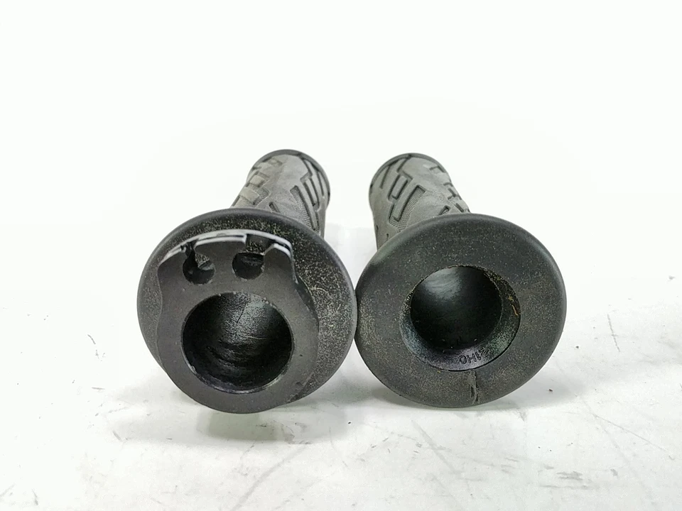17 18 19 Suzuki GSXR 1000 Throttle Tube And Grips - Image 2 of 4
