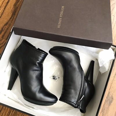 AUTH Bottega Veneta Women's Black Leather ankle zip Boots 35.5 5.5 EUC