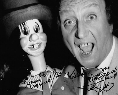 Atemberaubendes 10'' x 8'' HANDSIGNIERTES Schwarzweiß Foto (COA) Ken Dodd - Comedy-Legende