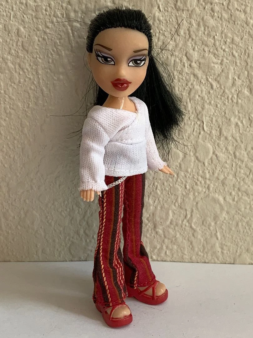 Bratz doll with sales red and black hair