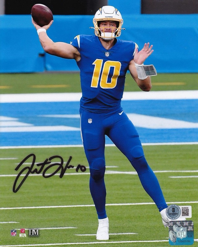 Justin Herbert Signed Los Angeles Chargers 8x10 Photo (Beckett Certified) Oregon