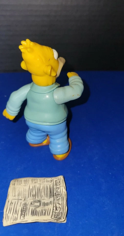 Figura interactiva Playmate con un periódico LOS SIMPSON GRAMPA SIMPSON WOS  Foto 2 de 3