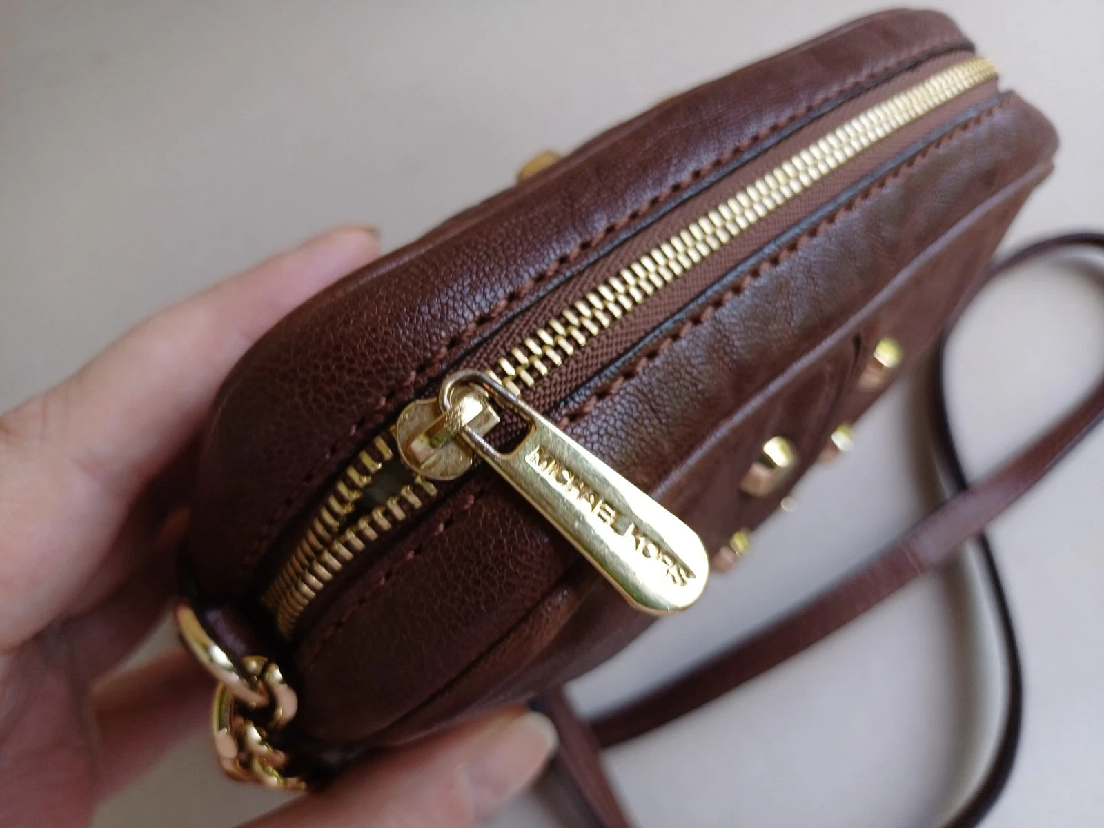 Borsa a tracolla piccola MICHAEL KORS Uptown Astor borchiata pelle ciottoli tracolla catena