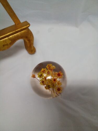Pisapapeles Lucite vintage con flores reales mediados de siglo - Imagen 5 de 5
