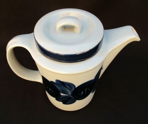 RARE VINTAGE ARABIA FINLAND BLUE ANEMONE COFFEE POT W/ LID SIGNED ULLA PROCOPE - Picture 2 of 11