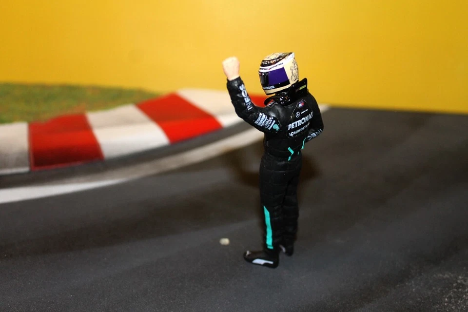 1:18 MICK SCHUMACHER MERCEDES AMG TEST FAHRER 2024 - Bild 4 von 4