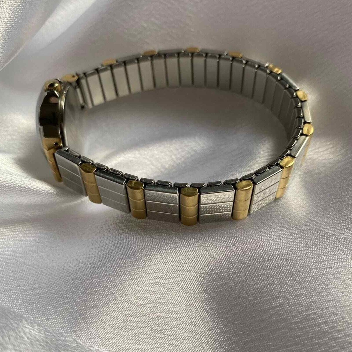 Gorgeous timex two tone gold silver ladies vintage classic  display picture 3