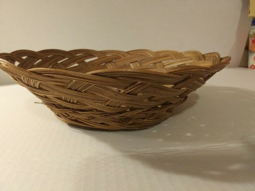 Medium 10" Round Hand Woven Wicker Basket With Scalloped Edge - Picture 8 of 8