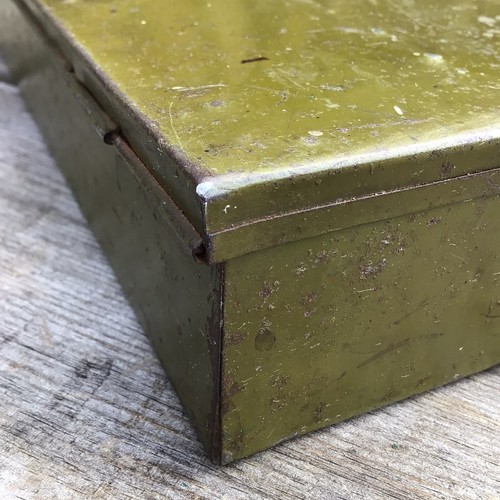 Vintage Moss Green 9 Section Metal Storage Fishing Tackle Box Fold Over Catch - Picture 8 of 12