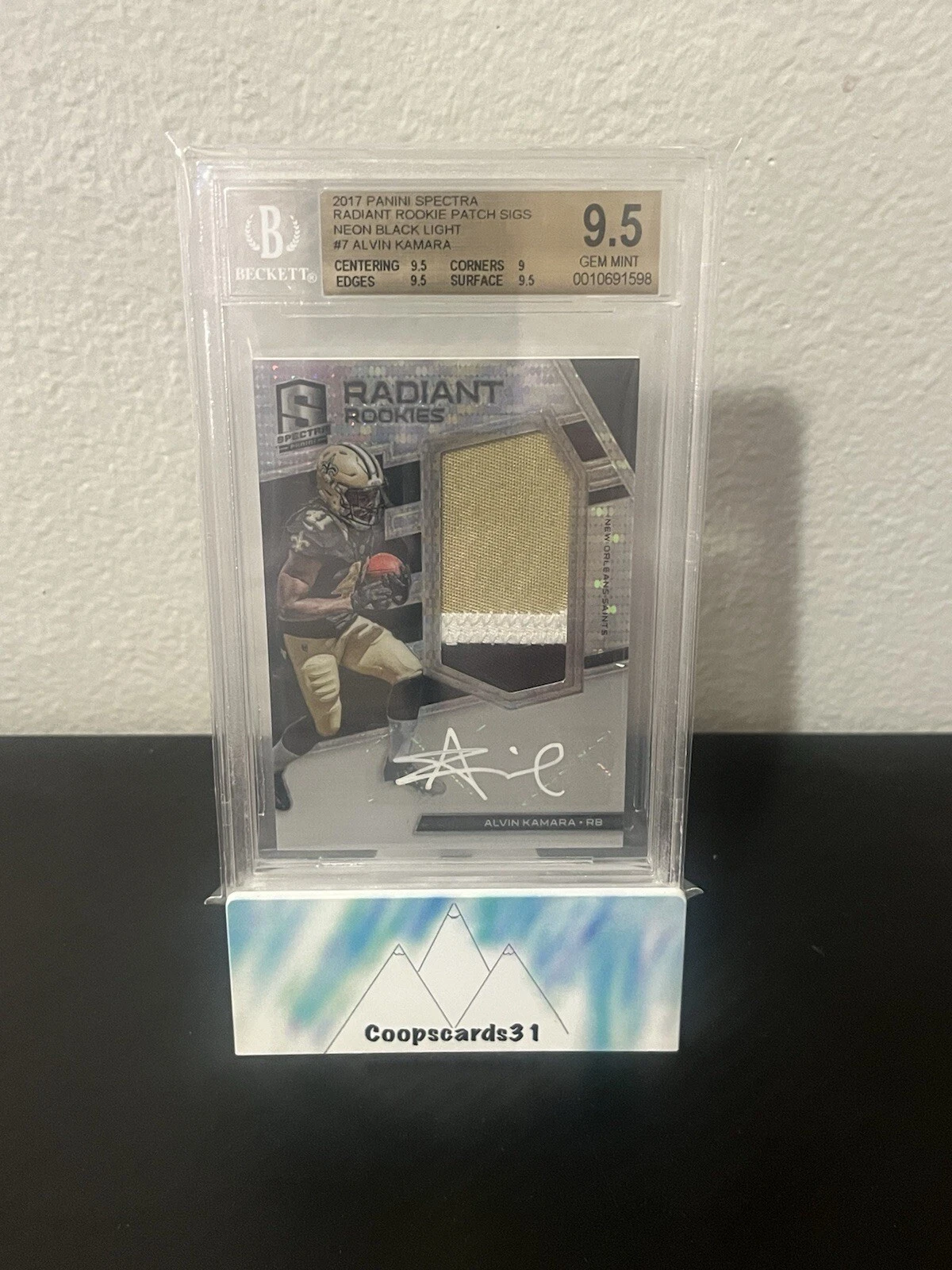 Alvin Kamara Panini Spectra Radiant Rookie Patch Autograph #RRAK Neon Black Light