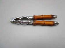 Casse-noix ancien en acier - manche bambou