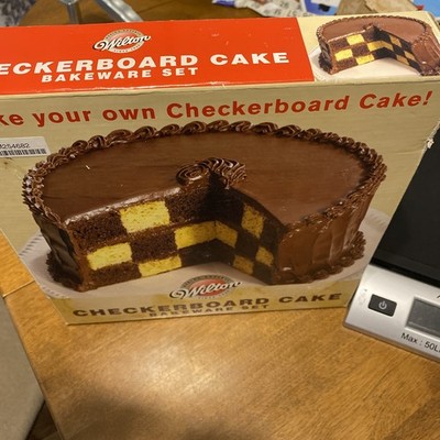 Wilton Checkerboard Cake Set with 3- 9  Non Stick Pans & Batter divider 
