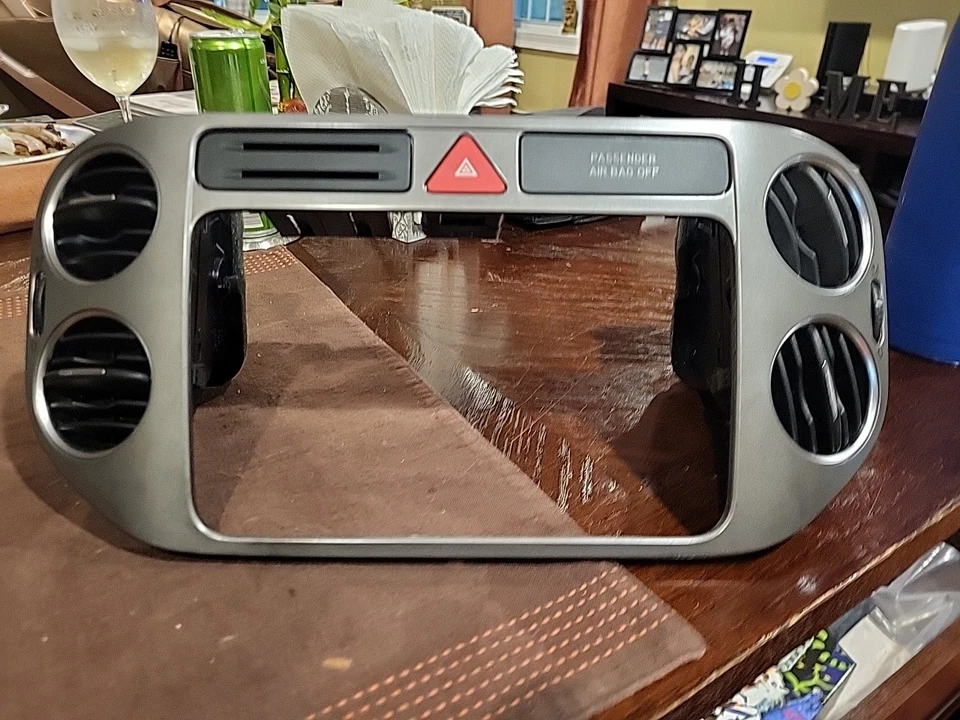 VW Volkswagen Tiguan 2011 radio bisel panel de ajuste tablero central 5MO858071K Foto 2 de 4