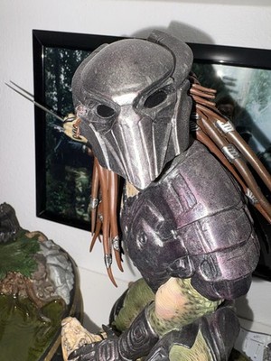 predator Falcon statue sideshow