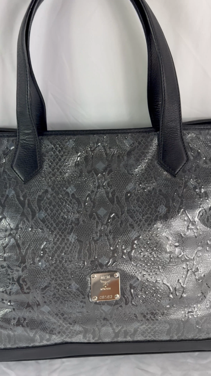 新品 PHENOMENON × MCM CANVAS TOTE レザー バッグ MCM x PHENOMENON Black Vinyl/Canvas and Leather Trim Visetos Tote